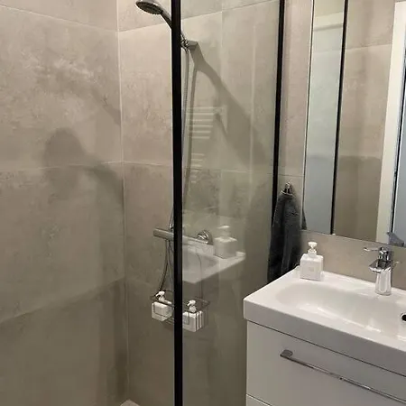 Bright In The Heart Of * باريس